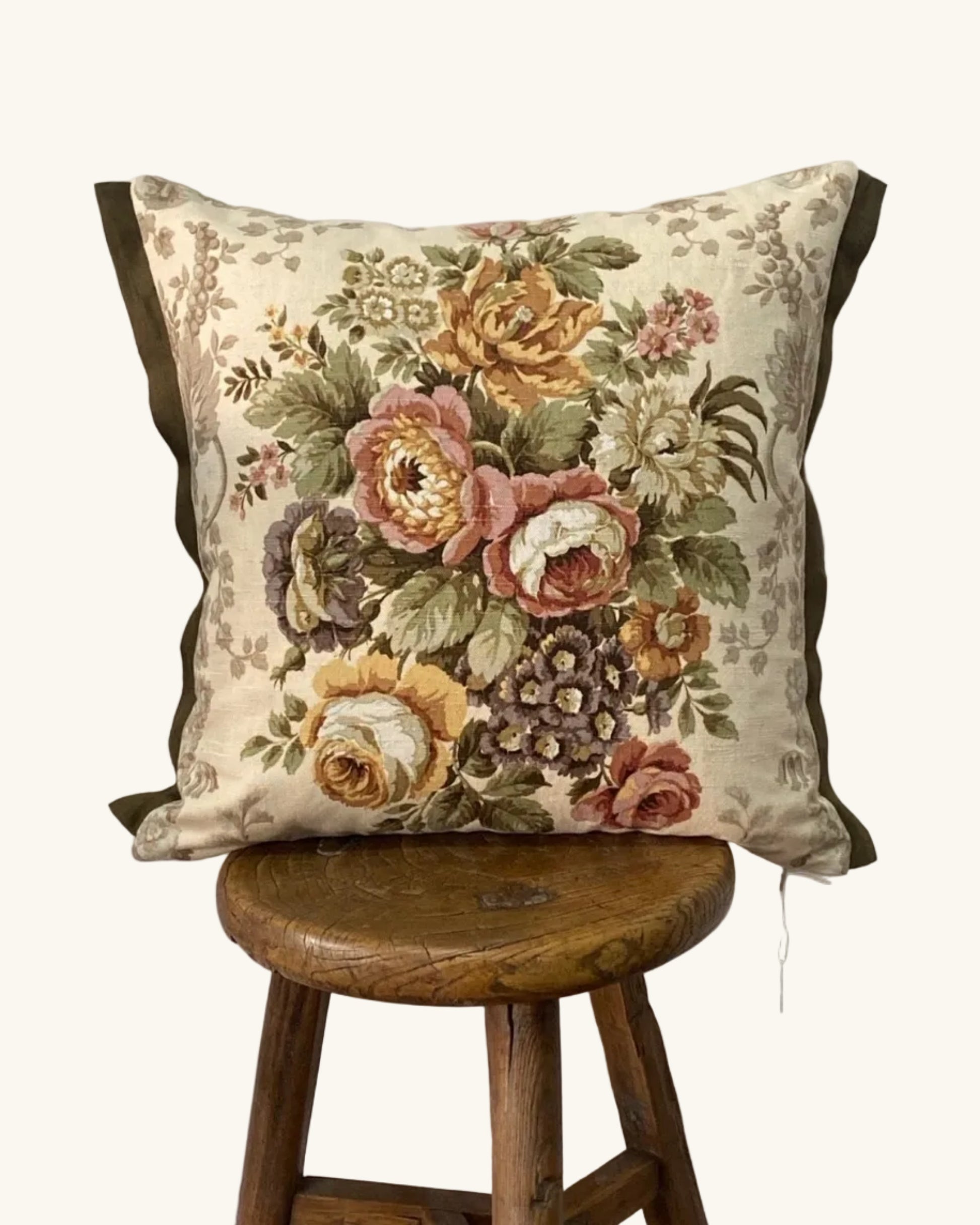 Floral-patterned pillow Vintage Linen floral Cushion - 45 x 45cm
Works beautifully with other florals or a plain linen to match the flange detail.